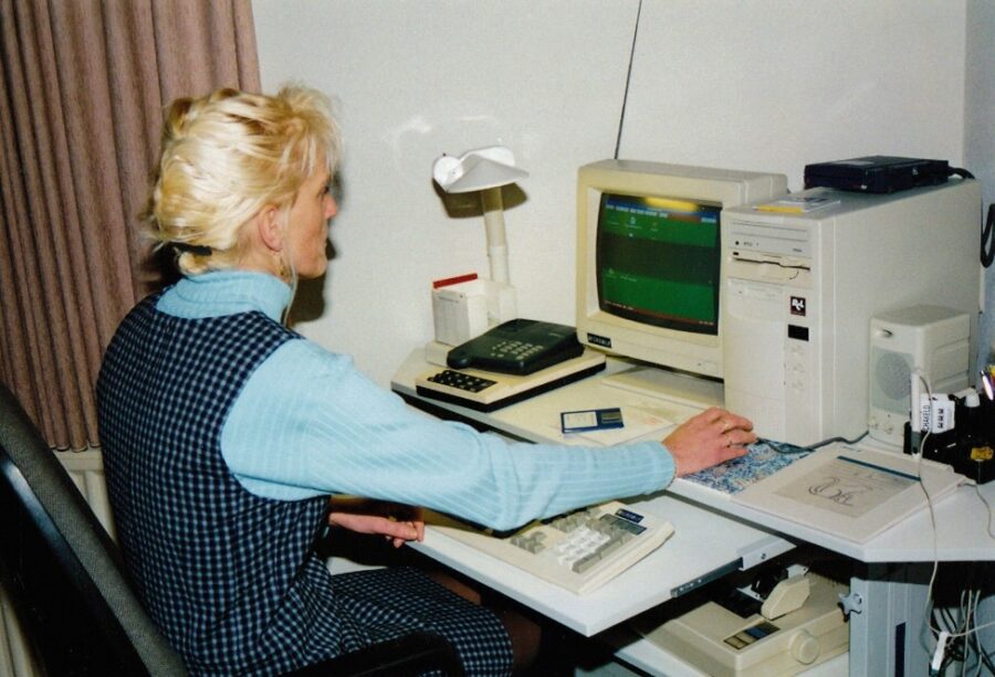 Afbeelding1 Monique Otten with their first computer, purchased in 1987.